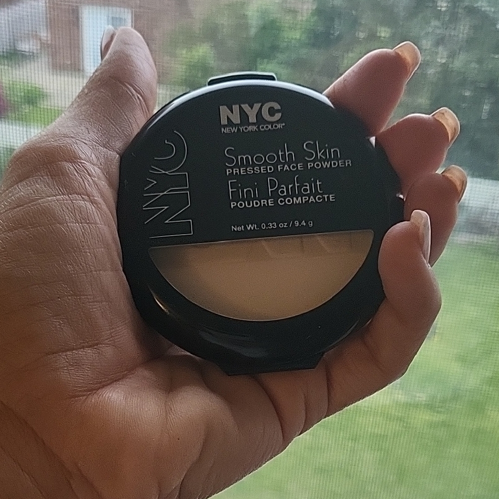 NYC Smooth Skin Compact in Black